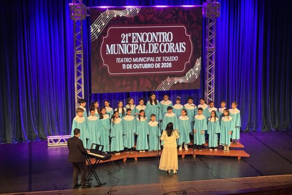 Encontro Municipal de Corais reúne 13 grupos e emociona público no Teatro Municipal de Toledo