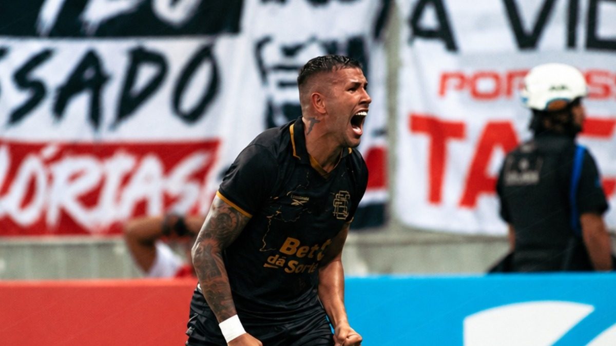 Pedro Favela marca o gol do acesso
