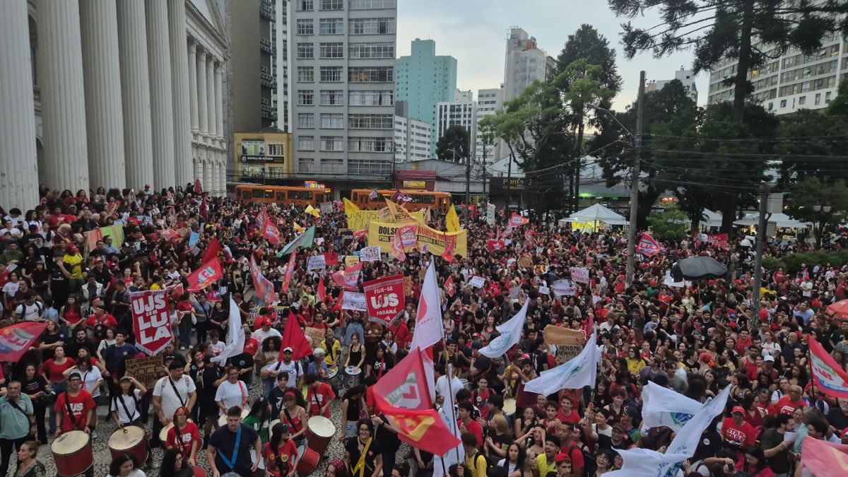 Estudantes fazem ato em Curitiba em apoio à reeleição de Lula
