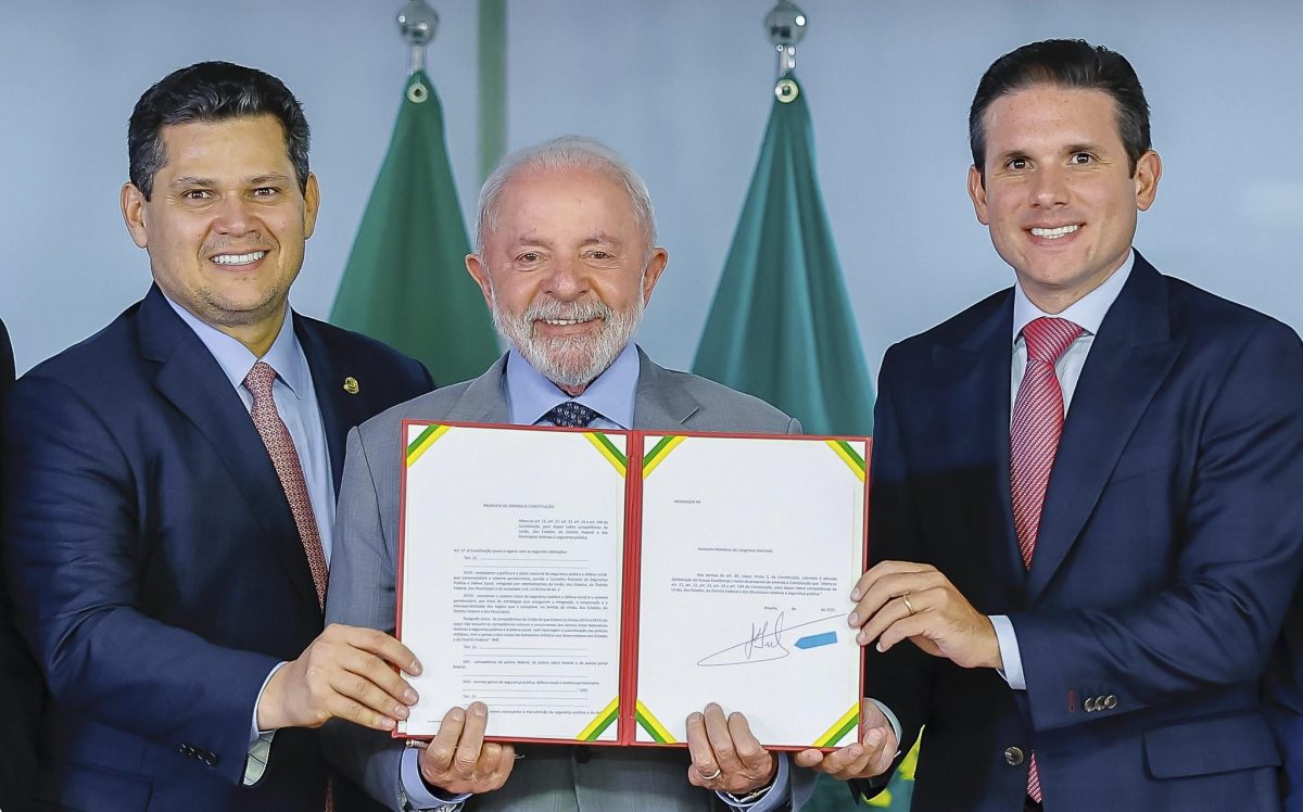 Lula ao lado dos presidentes da Câmara, Hugo Motta, e do Senado, Davi Alcolumbre; reeleito, o presidente dependerá de negociações com as bancadas parlamentares para aprovar projetos no quarto mandato. 