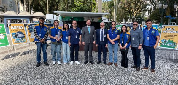 Projeto Van da Cidadania vai aos terminais de ônibus de Curitiba às vésperas do segundo turno