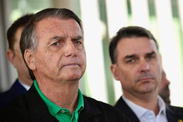 Flávio diz que visitará Jair Bolsonaro nesta terça-feira
