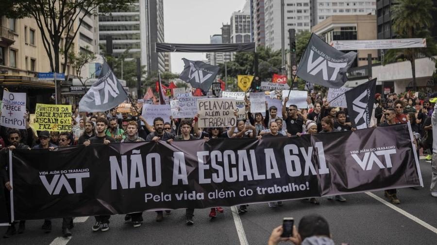Manifestantes participam de mobilização pelo fim da escala 6x1 na Avenida Paulista, em São Paulo, em 30 de junho de 2026. A mudança na jornada de trabalho voltou ao centro do debate após a circulação de notícias falsas sobre um suposto recuo do governo.