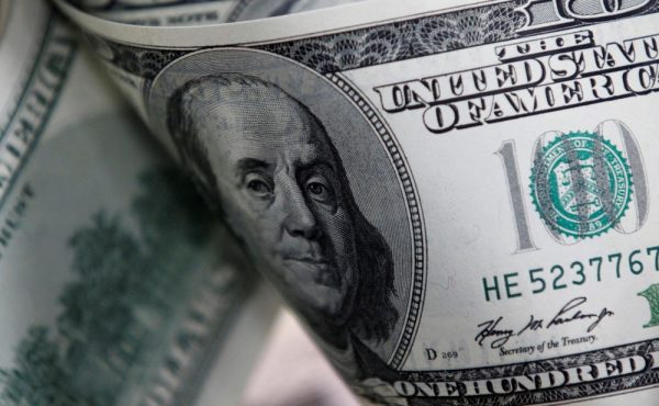 Dólar cai abaixo de R$ 5 após 1º turno e mercado acompanha disputa entre Lula e Flávio