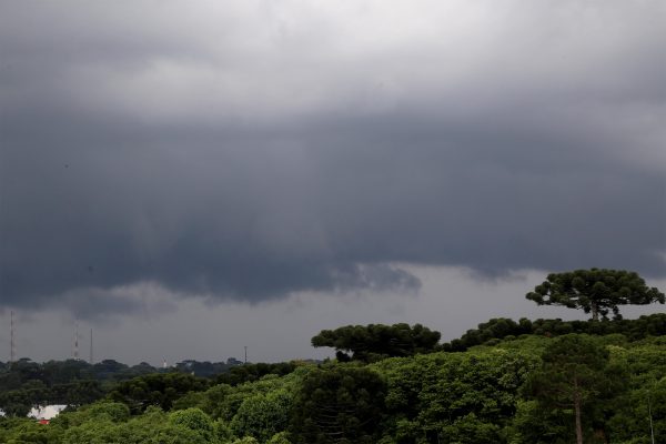 El Niño deve ser um dos mais fortes da história e aumenta risco de temporais no Paraná
