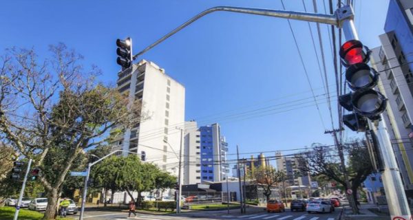 Curitiba iniciou licitação de semáforos em 2024, recorreu a contrato emergencial em 2025 e abriu novo processo de R$ 43,9 milhões em 2026 