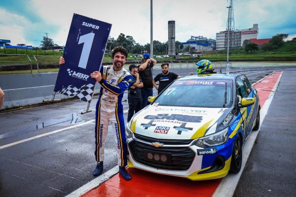 Campeonato MBR: Henrique Basso vence corrida sob chuva após duelo até a última curva em Cascavel