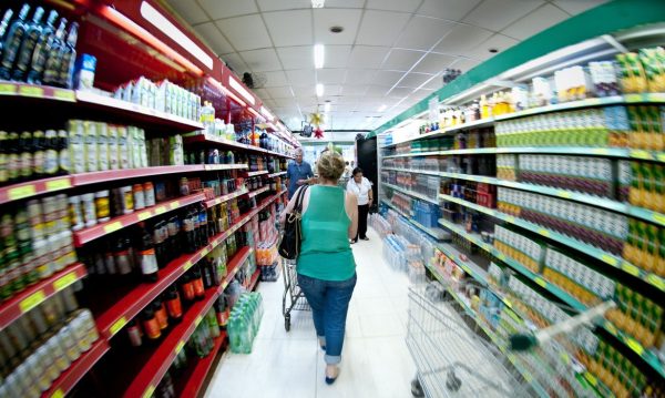 Produção industrial cai 0,6% de julho para agosto, diz IBGE