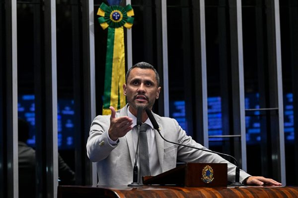 Cleitinho passa mal após discurso no Senado e é atendido