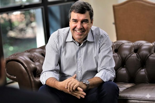 Eduardo Riedel é reeleito governador de Mato Grosso do Sul no primeiro turno