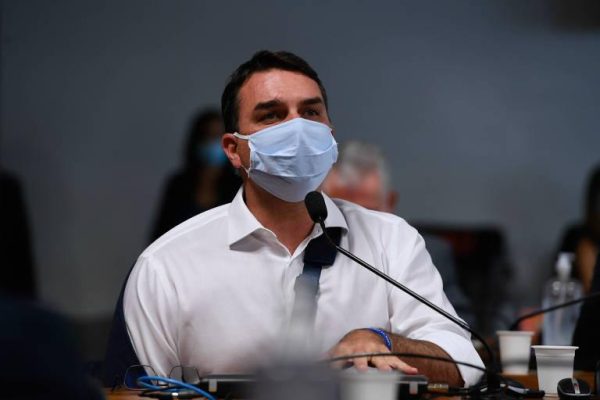 Flávio Bolsonaro teria participado de festa com prostitutas organizada por empresários da Covaxin durante a pandemia
