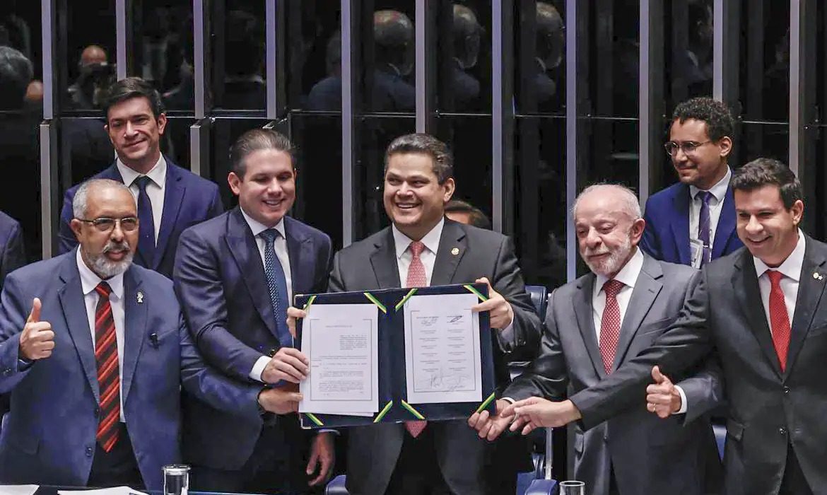 Congresso promulga jornada de 40 horas e 2 dias de folga 