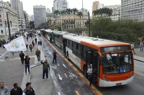 Paralisação de ônibus afeta 267 mil passageiros em SP