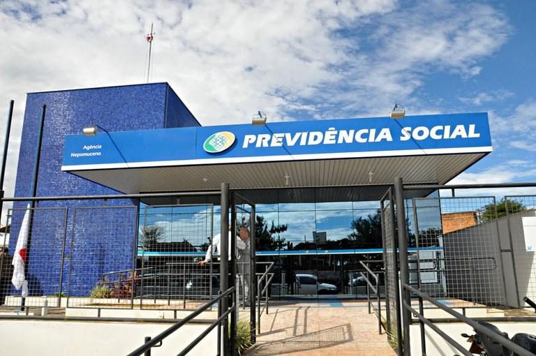 Auxílio-reclusão continua previsto na legislação previdenciária; lei sancionada em março de 2026 restringiu o benefício em situações específicas, mas não determinou sua extinção.