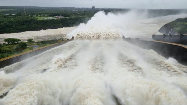 Vertedouro de Itaipu libera 10,7 milhões de litros de água por segundo