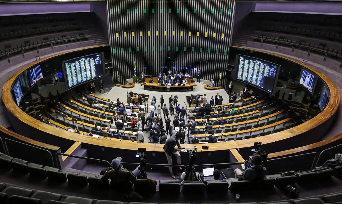 Após deixar o Brasil, Flávio Bolsonaro vê o PL enfrentar uma disputa pelo comando do Congresso, apesar do crescimento de suas bancadas para 2027.
