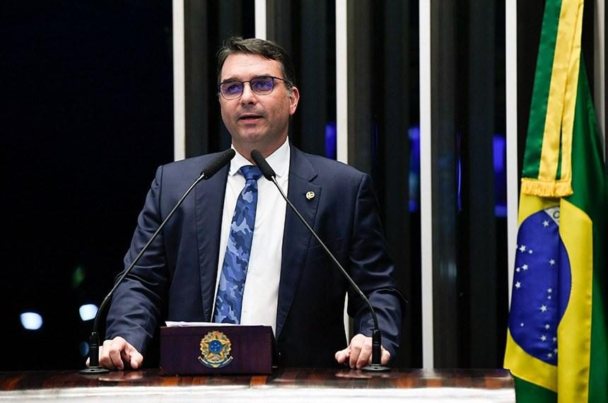Flávio Bolsonaro teria mencionado acordo para retomar apostas esportivas no Brasil. Denúncia aponta negociações com o PL, mas reabertura das bets após a eleição não foi comprovada.