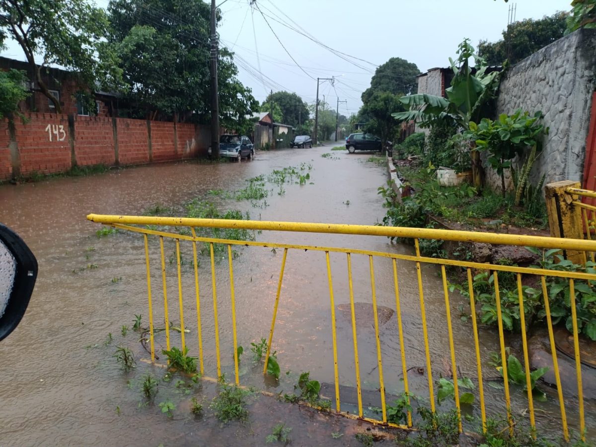 Foz do Iguaçu tem alagamentos após chuva intensa