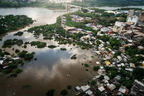 Rio Paraná baixa, mas famílias atingidas por enchentes em Ciudad del Este são orientadas a não voltar para casa