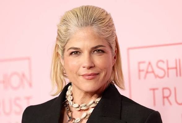 Atriz Selma Blair é detida nos EUA após agredir comissários de bordo em avião