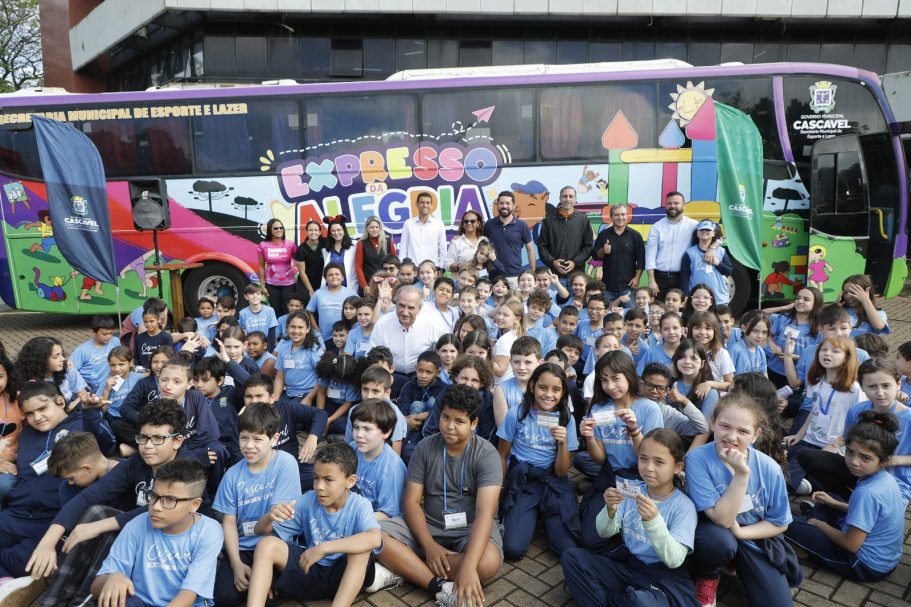 Prefeitura lança ônibus Expresso da Alegria e garante diversão da criançada