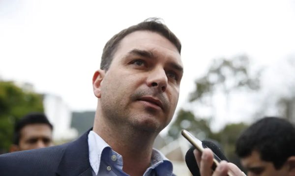Coaf aponta movimentação de Flávio Bolsonaro sete vezes superior à renda e repasse de R$ 520 mil para quitar mansão