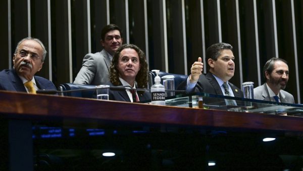 Alcolumbre adia votação da PEC da Segurança após impasse sobre maioridade penal