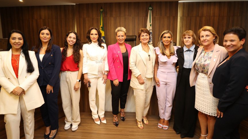 Deputadas estaduais do Paraná reunidas na Assembleia Legislativa; após as eleições de 2026, a bancada feminina cairá de dez para nove integrantes na próxima legislatura.