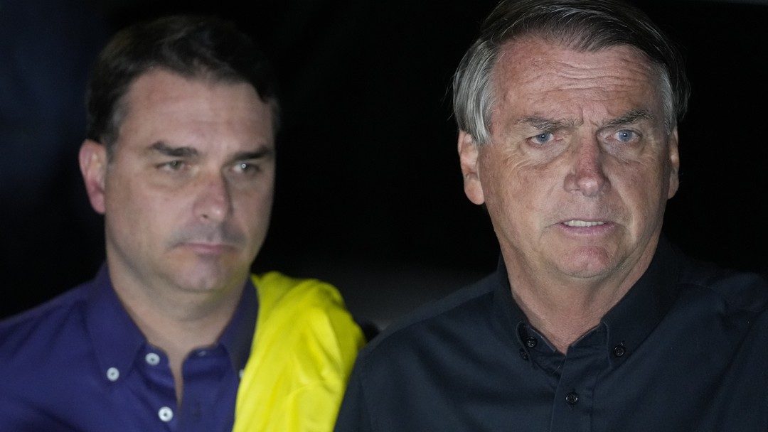 Moraes libera visitas de Flávio Bolsonaro ao pai, mas mantém veto a manifestações políticas