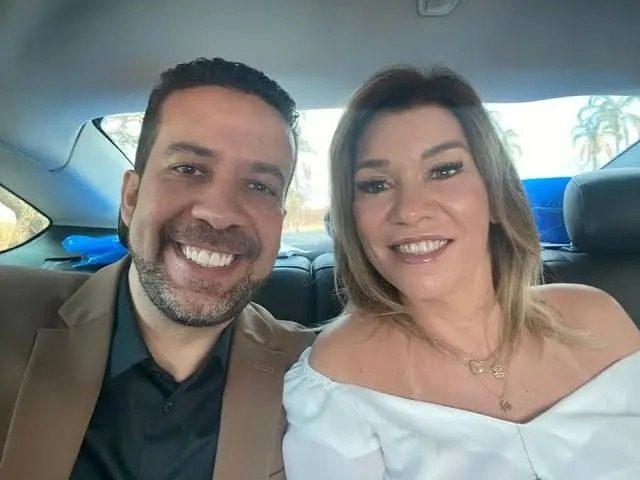 Ex-mulher de Janones é convidada por Flávio para debate