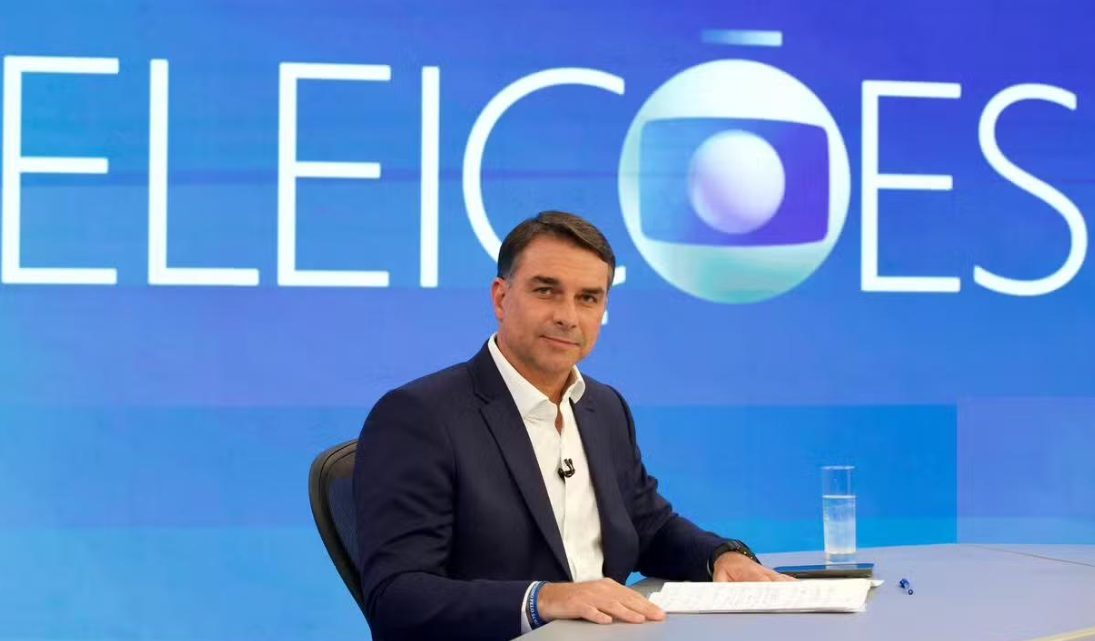 Flávio Bolsonaro durante entrevista nos Estúdios Globo, em agosto de 2026; candidato participou de almoço com dirigentes do grupo nesta sexta-feira (16).