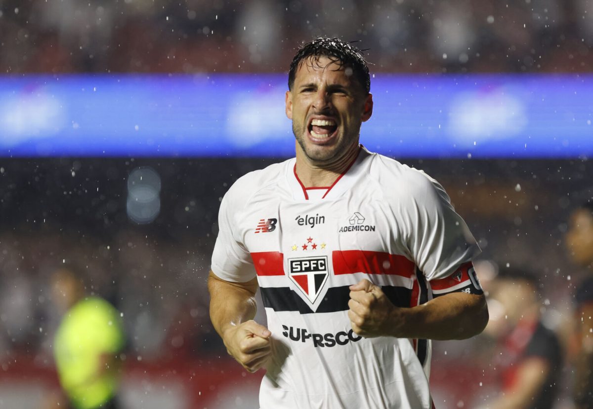  São Paulo conta com 2 de Calleri para bater Vitória