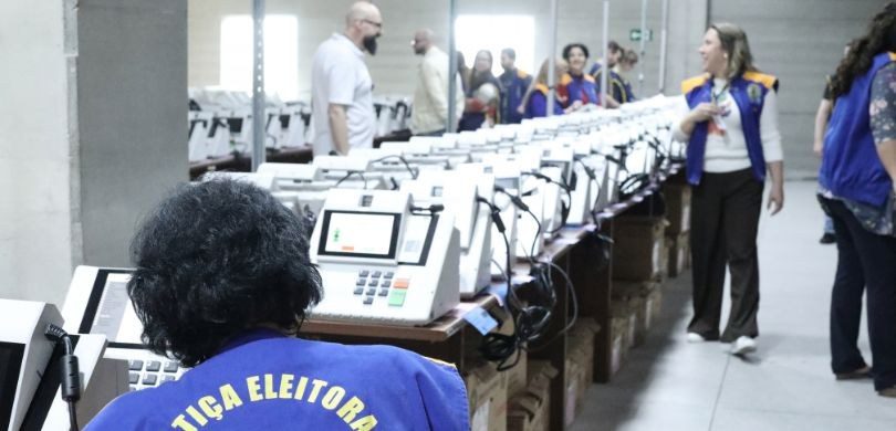 Justiça Eleitoral começa a preparar urnas para o 2º turno no Paraná