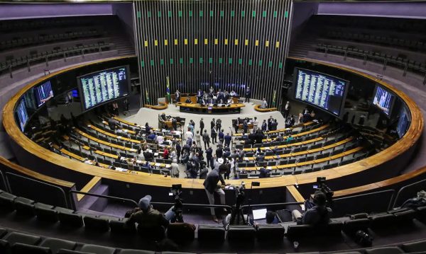 Fuga de Flávio ameaça planos do PL de controlar Congresso e abre disputa pelo comando da direita