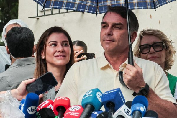 Flávio se declara presidente eleito, mas próprio partido e aliados reconhecem vitória de Lula