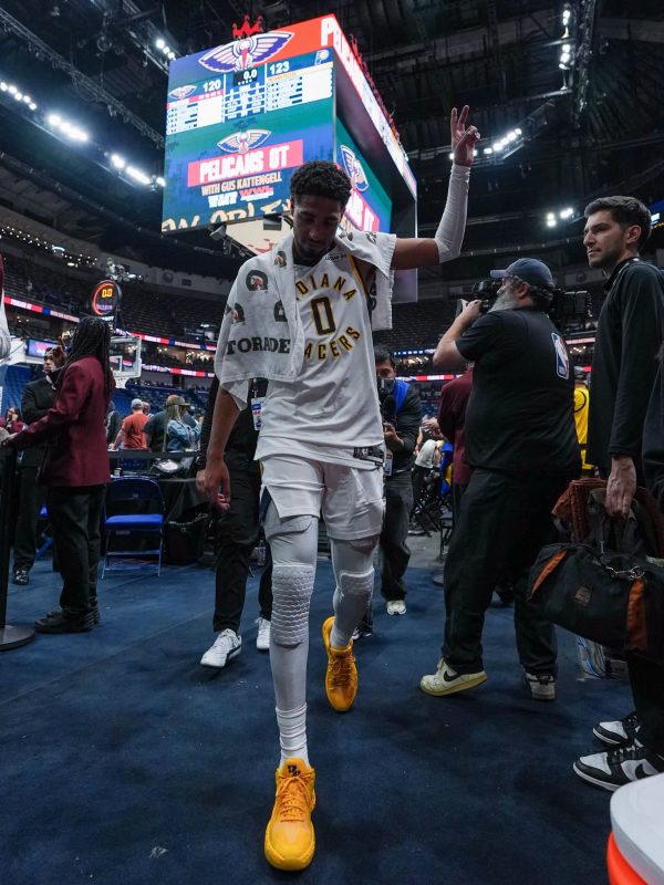 Haliburton volta após 486 dias, chora e decide vitória dos Pacers