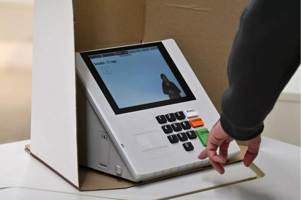 Fake news sobre urnas, votos de mortos e mudanças nos locais de votação circulam na reta final do segundo turno