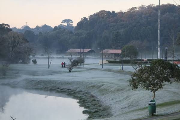 Frente fria derruba temperaturas no Paraná e termômetros podem chegar a 3°C na segunda-feira