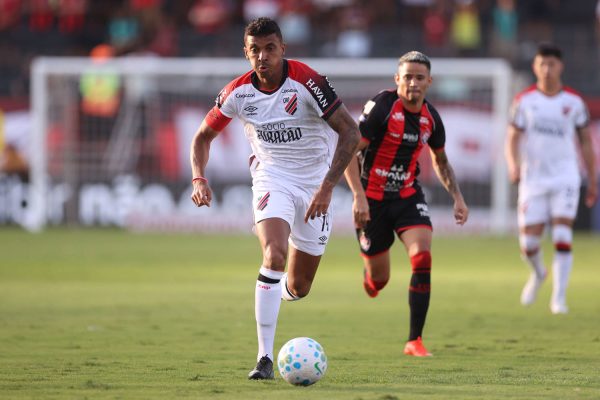 Athletico empata com Vitória e vê briga pelo G4 ficar mais apertada