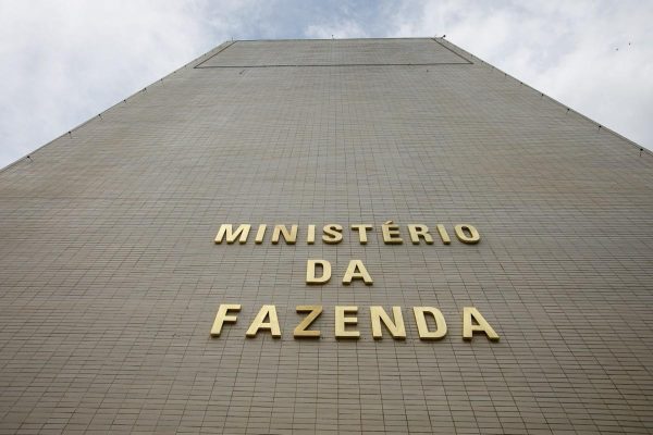 Após reeleição de Lula, Tesouro cancela leilões de títulos públicos e recompra R$ 7,1 bilhões para conter turbulência