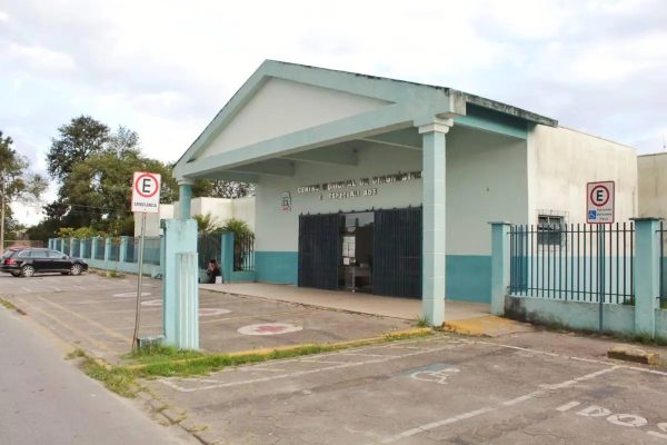 Vereador denuncia infiltrações, presença de pombos e gerador inoperante em unidade de saúde de Paranaguá