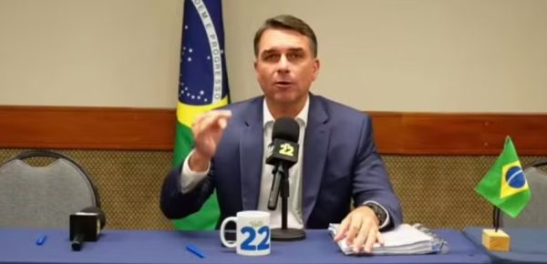 Flávio Bolsonaro em live: Gazeta checou as declarações do candidato na reta final da campanha 