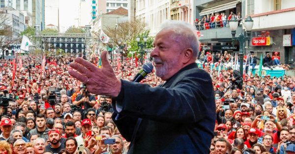 Apoiadores de Lula organizam ações para buscar votos de indecisos em Curitiba