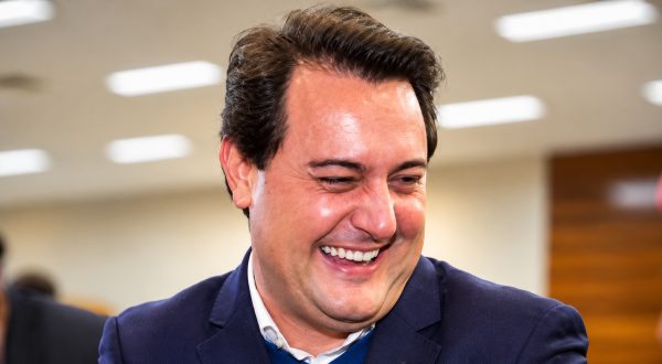 Ratinho Junior suspende repasses e determina revisão de convênios já assinados com municípios