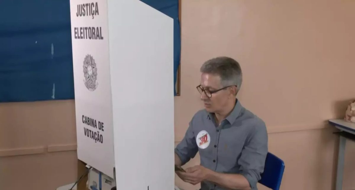 Zema entra com celular na cabine