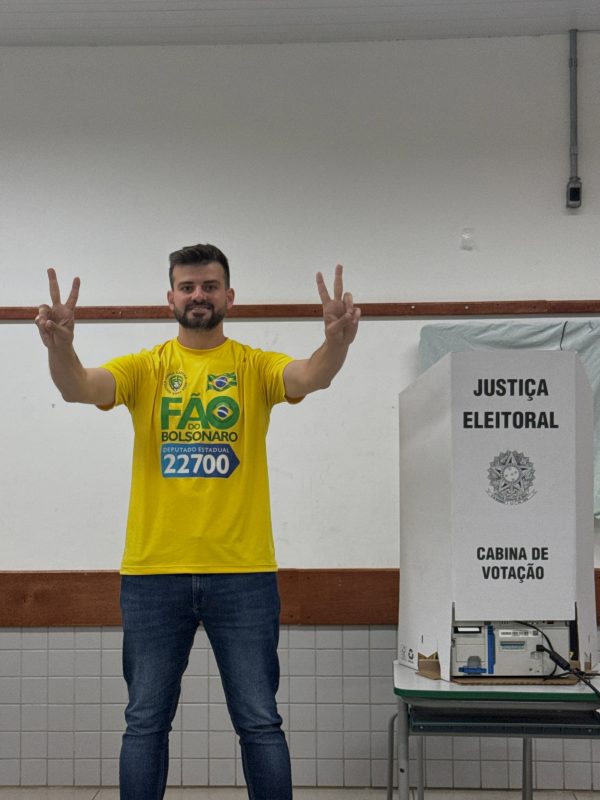 Fão do Bolsonaro é multado em R$ 8 mil por propaganda irregular