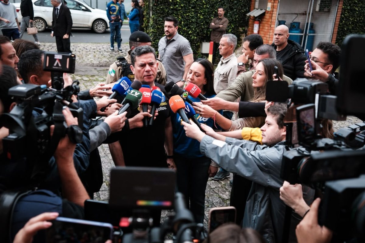 Sergio Moro vota e aposta em vitória de Flávio Bolsonaro