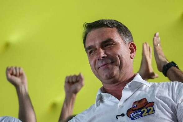 Flávio Bolsonaro promete usar maioria no Congresso para mudar Constituição e “redemocratizar o país”