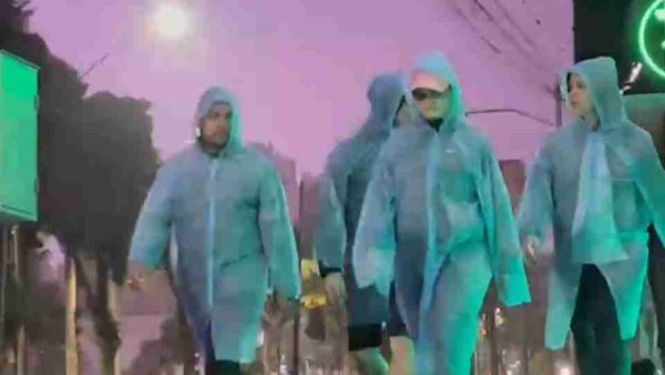Chuva não afasta devotos que caminham em homenagem a Nossa Senhora Aparecida em Cascavel