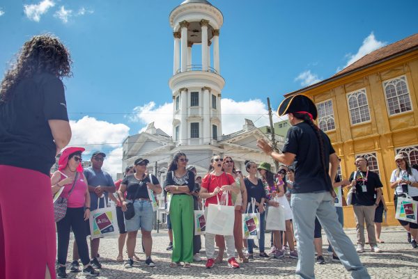 Curitiba oferece cursos de idiomas e atendimento ao turista para a temporada de Natal